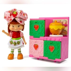 Strawberry Shortcake 5.5-inch Posable Fashion Doll in Playset